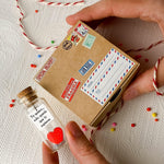 Load image into Gallery viewer, Mensaje romántico en una botella para regalar a tu novio o novia Tarro de los deseos con una tarjeta para tu esposo o esposa (bottle in cute craft paper box Te quiero… sólo quería que lo supieras)