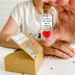 Load image into Gallery viewer, Mensaje romántico en una botella para regalar a tu novio o novia Tarro de los deseos con una tarjeta para tu esposo o esposa (bottle in cute craft paper box Te quiero… sólo quería que lo supieras)