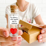 Load image into Gallery viewer, Mensaje romántico en una botella para regalar a tu novio o novia Tarro de los deseos con una tarjeta para tu esposo o esposa (bottle in cute craft paper box Te quiero… sólo quería que lo supieras)